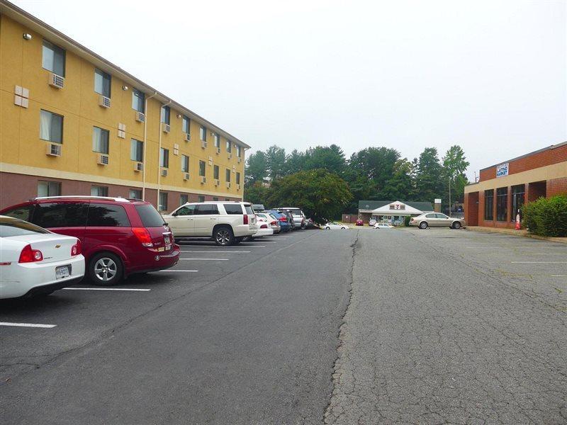 Super 8 by Wyndham Charlottesville Eksteriør billede