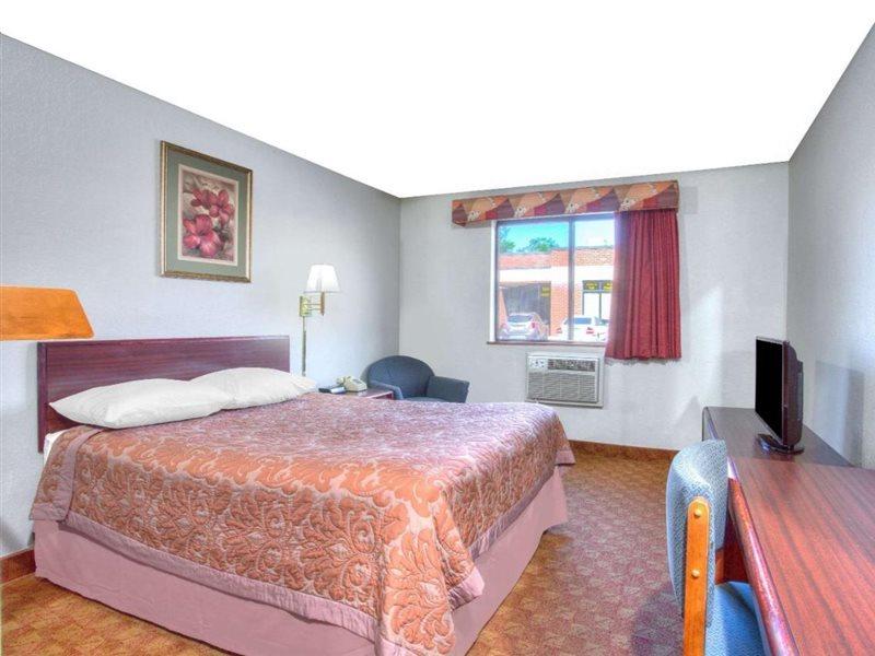 Super 8 by Wyndham Charlottesville Eksteriør billede