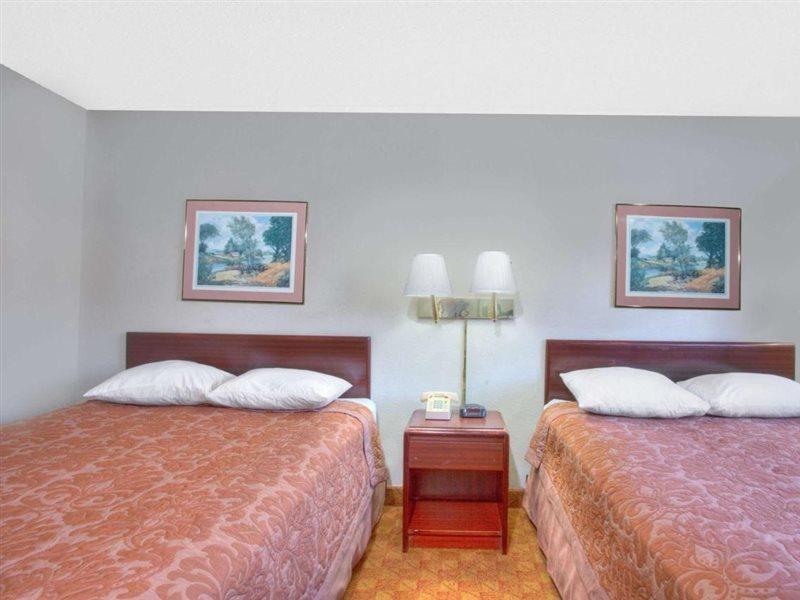 Super 8 by Wyndham Charlottesville Eksteriør billede