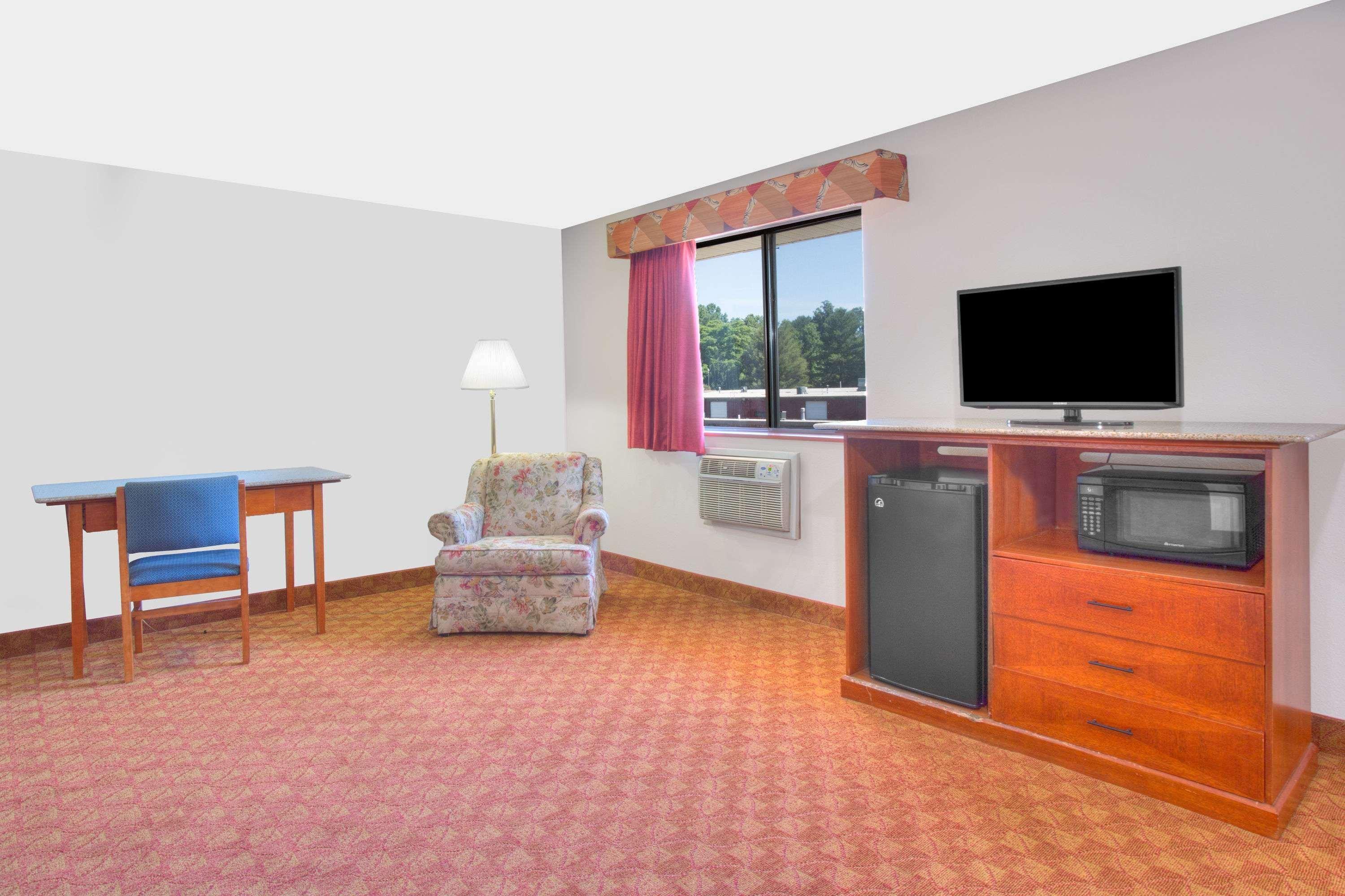 Super 8 by Wyndham Charlottesville Eksteriør billede