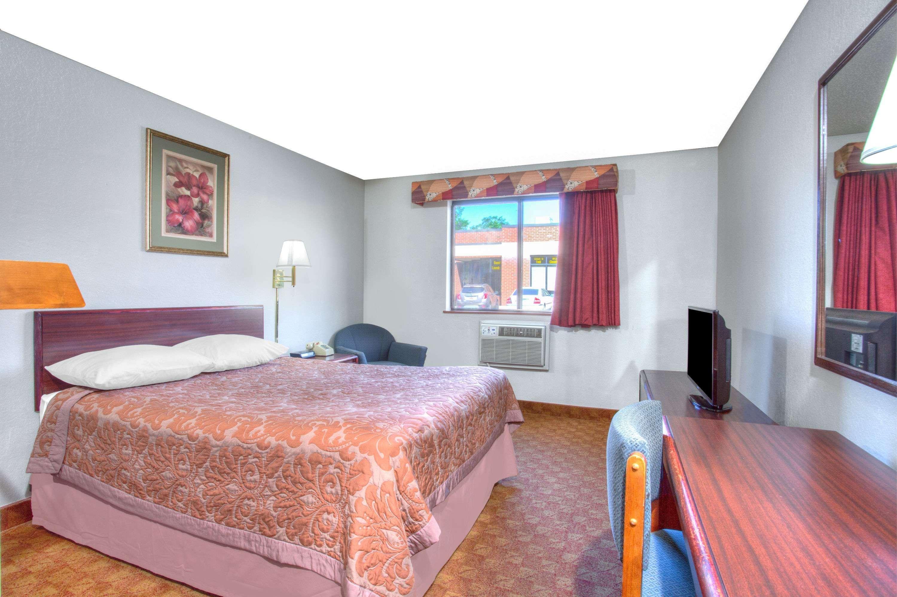 Super 8 by Wyndham Charlottesville Eksteriør billede