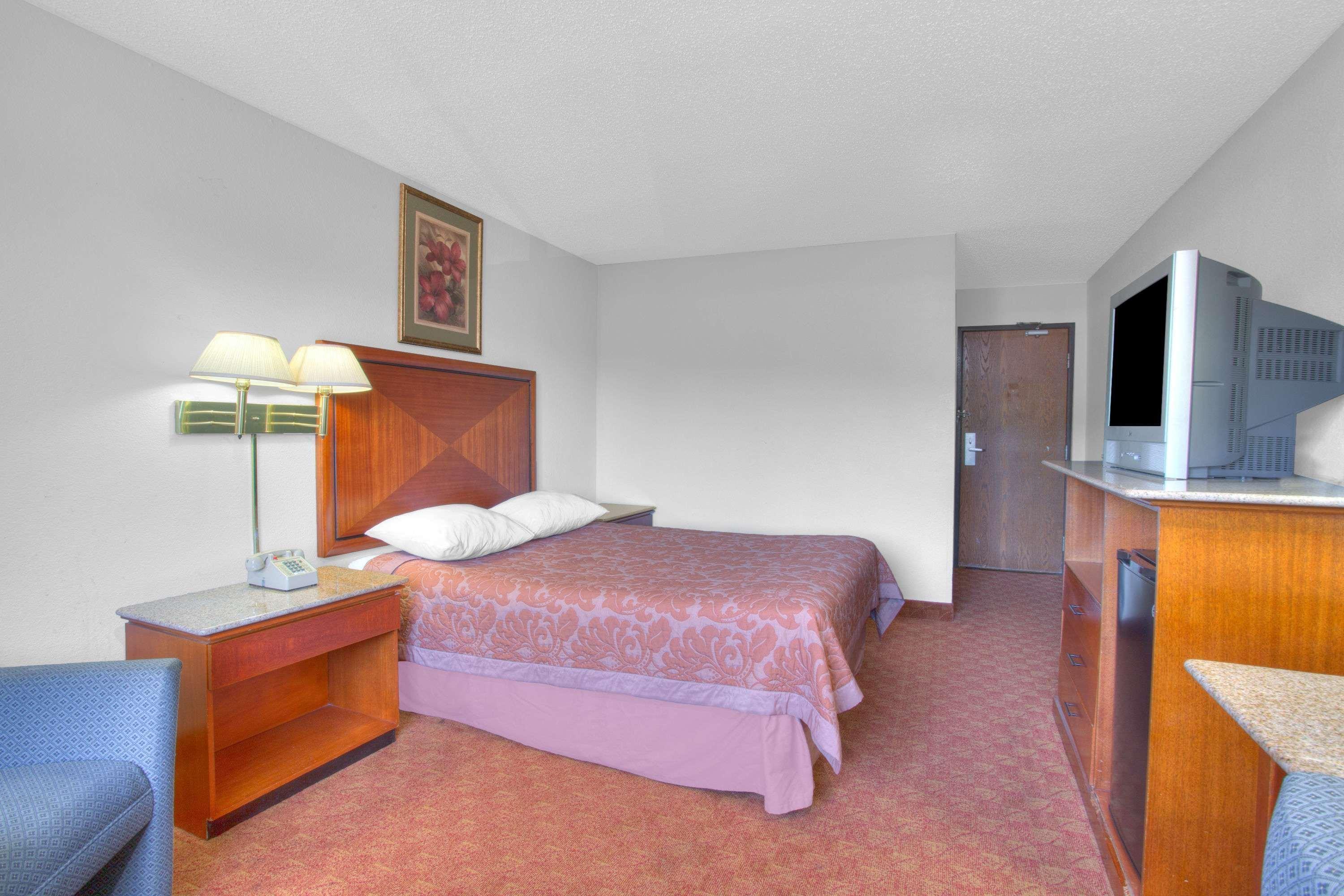 Super 8 by Wyndham Charlottesville Eksteriør billede